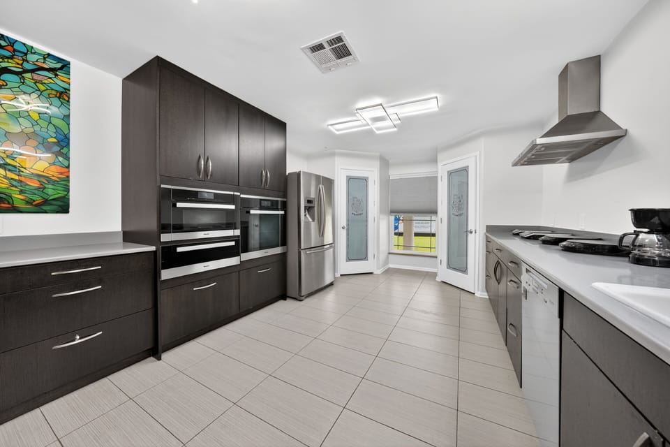 House, 5 Bedrooms | Private kitchen | Fridge, oven, coffee/tea maker