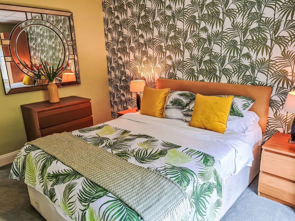 Bedroom, Bed Sheet, Bed, Bedding, Interior Design, Textile, Linens, Furniture, Bed Frame, Pillow