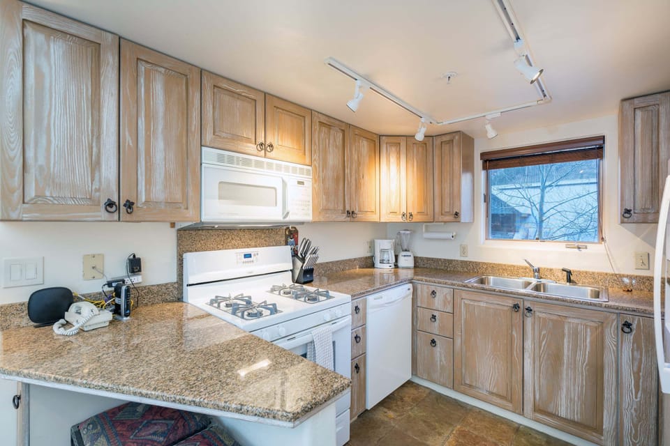 Condo, 2 Bedrooms | Private kitchen | Fridge, oven, coffee/tea maker