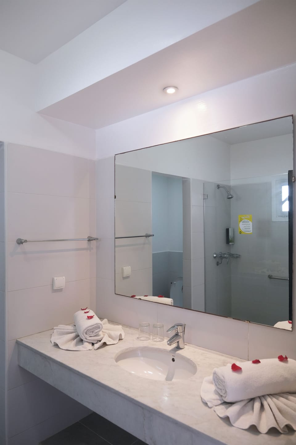 Double Room | Bathroom | Shower, free toiletries, hair dryer, towels