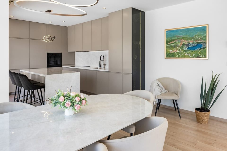 Fully equipped kitchen featuring high-quality cooking amenities.