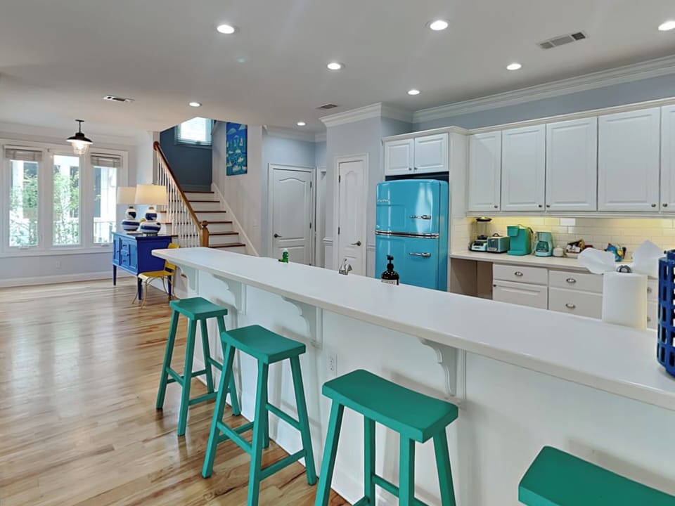 Full Kitchen w. Breakfast Bar + Barstool Seating