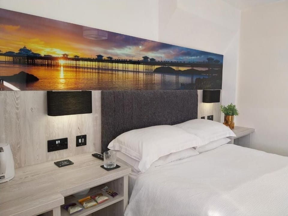 Comfort Double Room, 1 Double Bed, Non Smoking, Mountain View | Blackout drapes, iron/ironing board (on request), WiFi (free)