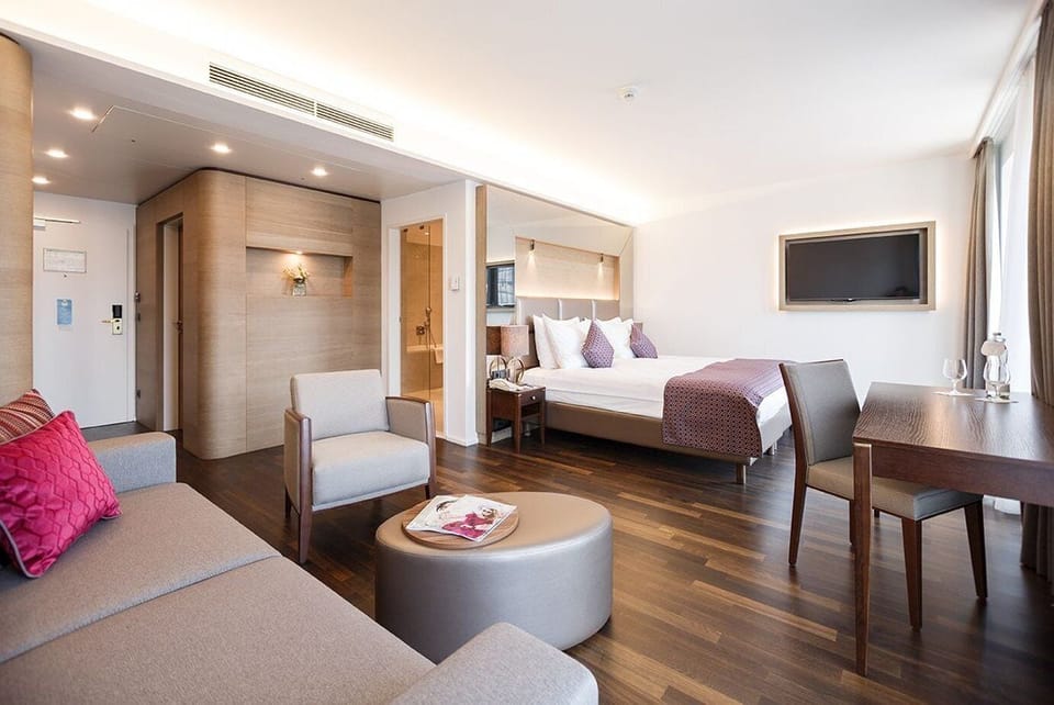 Junior Suite (XL) | Egyptian cotton sheets, premium bedding, minibar, in-room safe