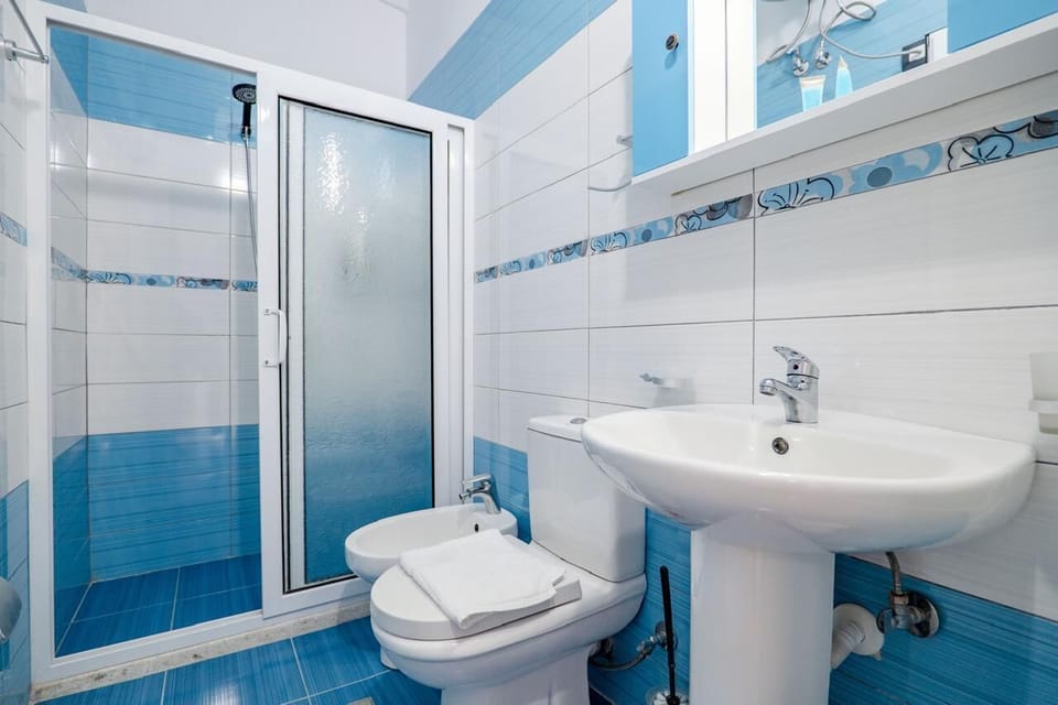 Classic Triple Room | Bathroom | Shower, free toiletries, towels, soap