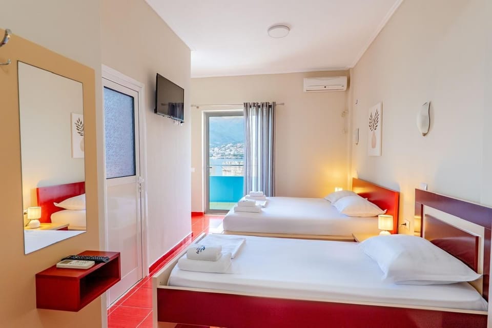Classic Triple Room | Desk, free WiFi