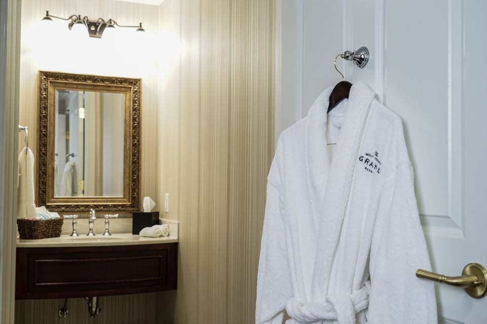 Grand Suite, 1 King Bed | Bathroom sink