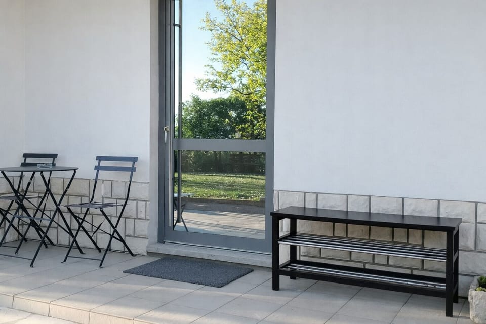 Entrance area with outdoor furniture