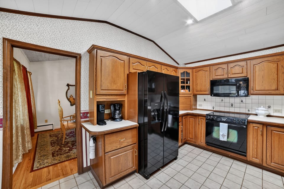 Indoors, Floor, Flooring, Appliance, Microwave