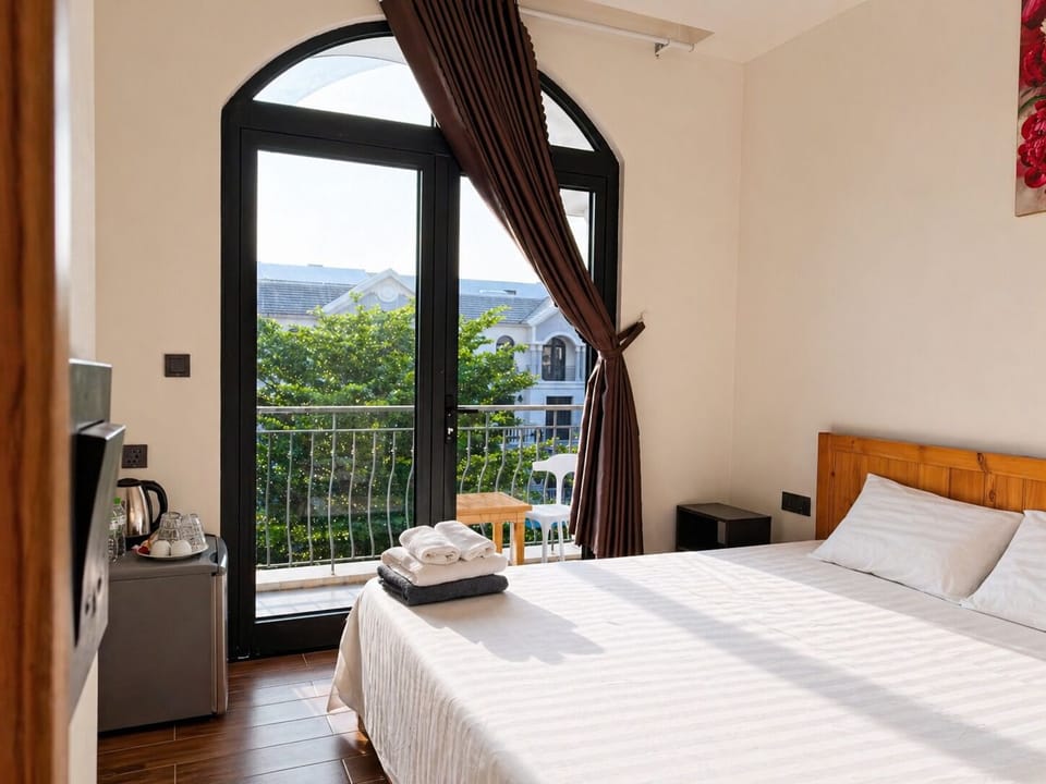 Comfort Room, Courtyard View | Hypo-allergenic bedding, minibar, free WiFi, bed sheets