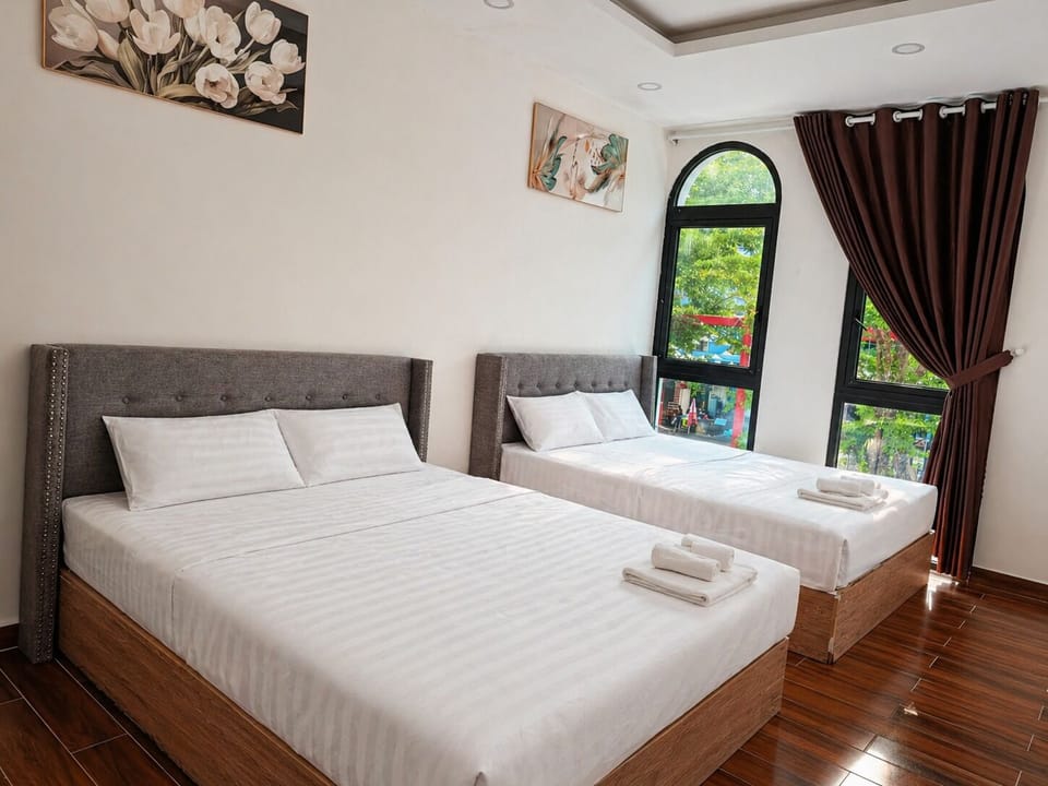 Family Room, Courtyard View | Hypo-allergenic bedding, minibar, free WiFi, bed sheets