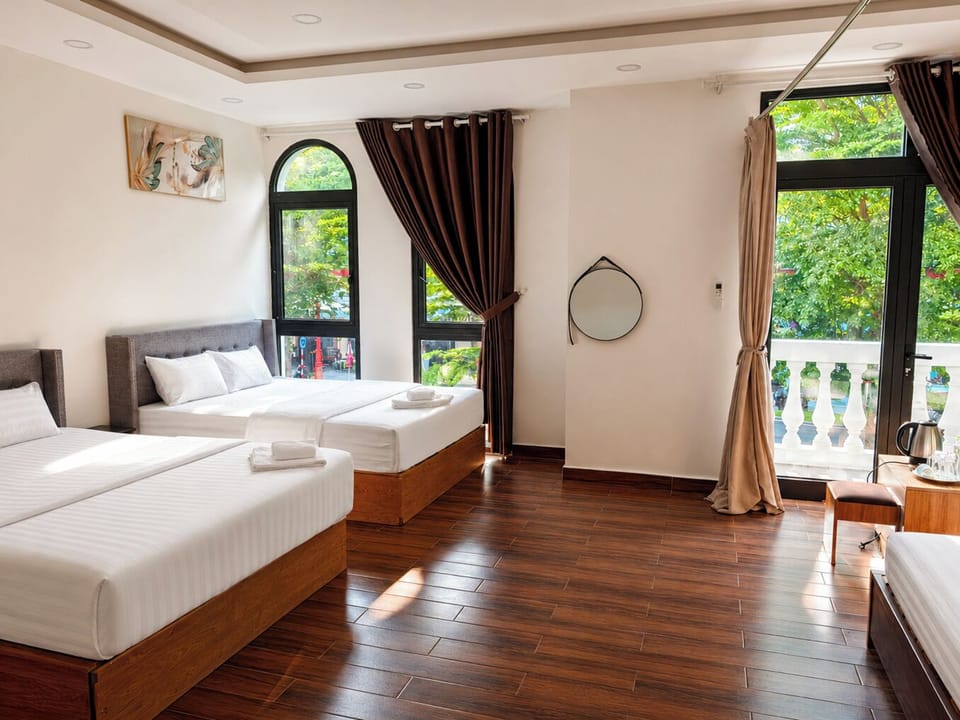 Family Room, Courtyard View | Hypo-allergenic bedding, minibar, free WiFi, bed sheets