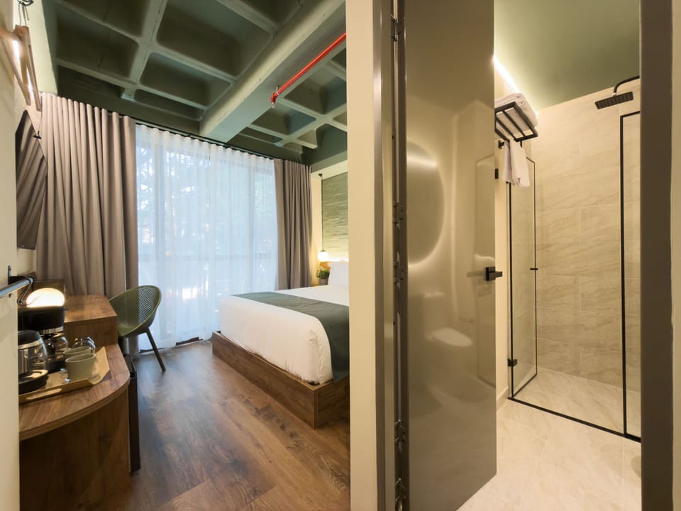 Superior Room | Premium bedding, down comforters, pillowtop beds, minibar