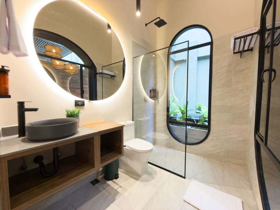 Luxury Room | Bathroom | Shower, rainfall showerhead, free toiletries, hair dryer
