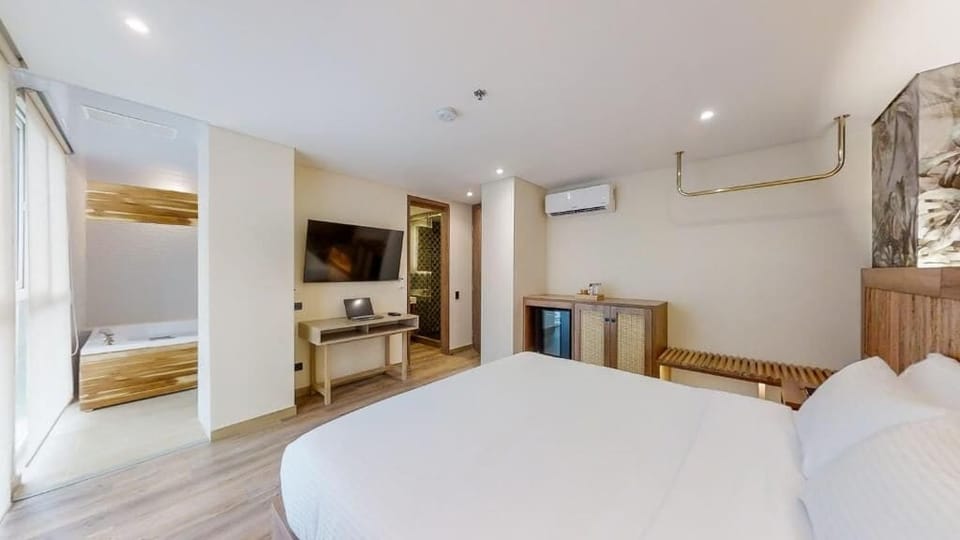 Deluxe Double Room | In-room safe, iron/ironing board (on request), WiFi (free)