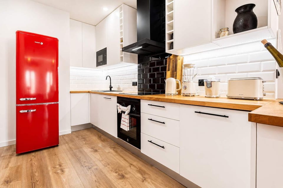 7 · Full L-shaped kitchen with white cabinetry and worktops · StayInLisbon