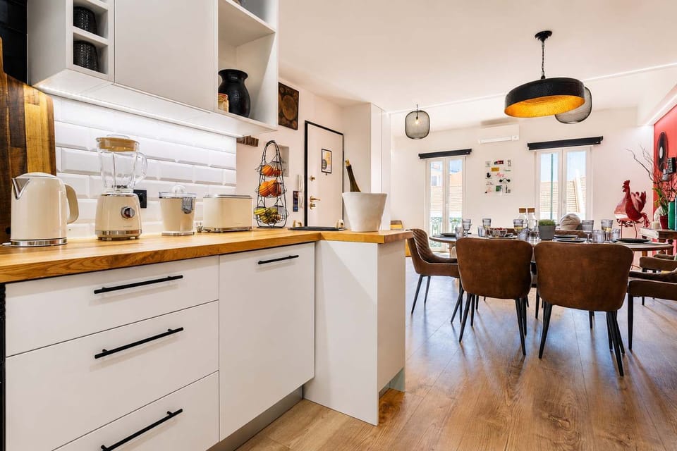 11 · Kitchen with open sightlines to dining and living area · StayInLisbon