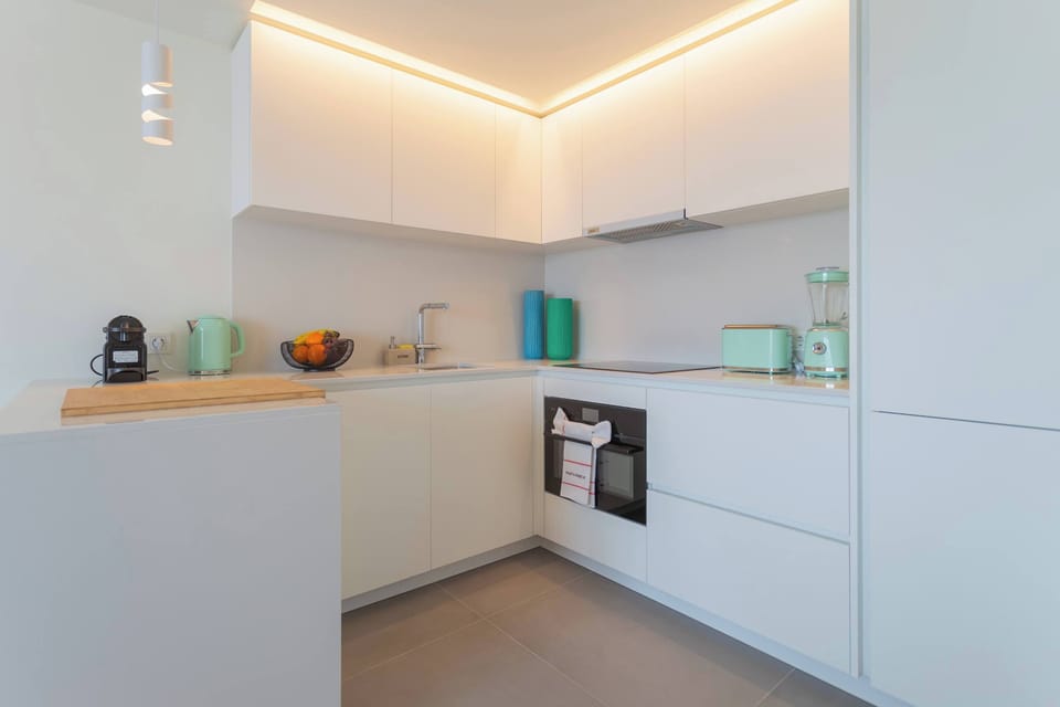 14 · Fully equipped L-shaped kitchen with modern appliances · StayInLisbon