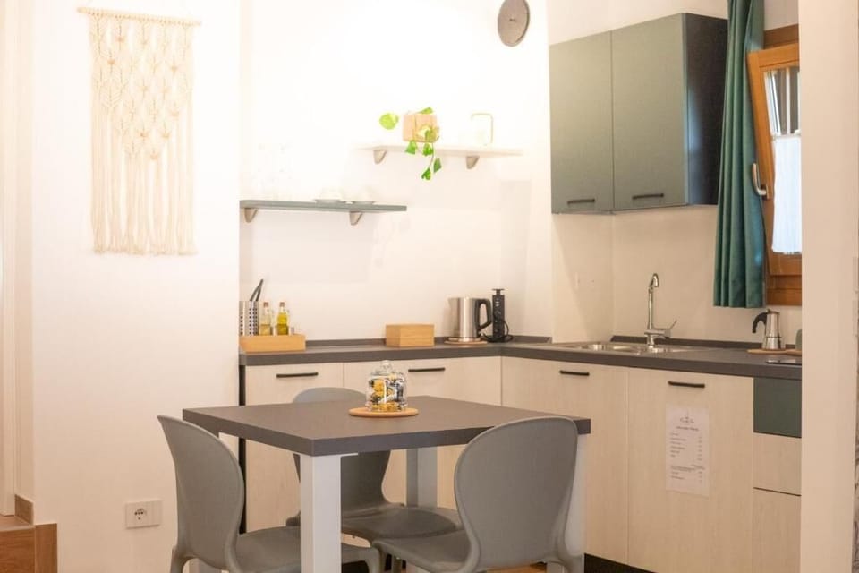 Comfort Triple Room, Mountain View | Private kitchen