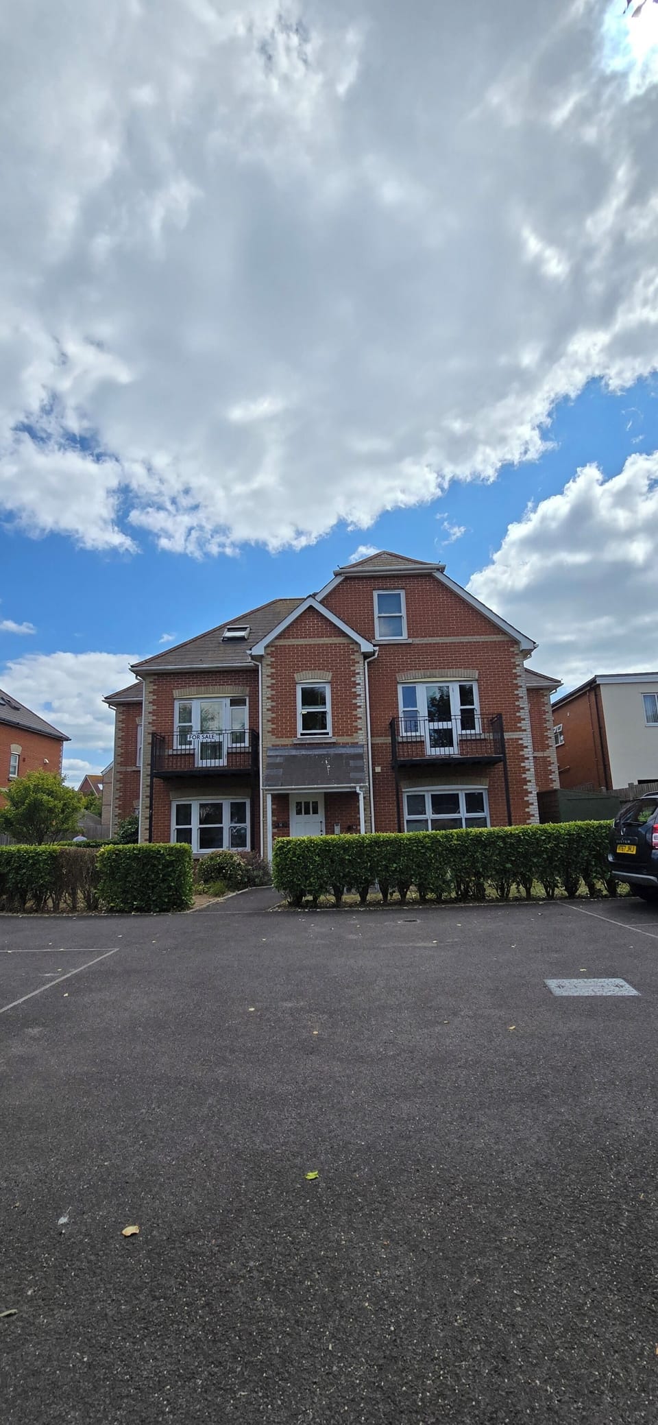 Immaculate, comfort & top floor spacious privacy awaits yourselves here