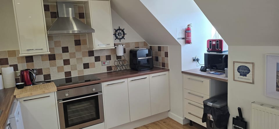 Fully fitted spotless kitchen area all renewed for 2026