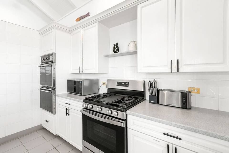 Kitchen, 3 ovens, microwave, toaster and knife set