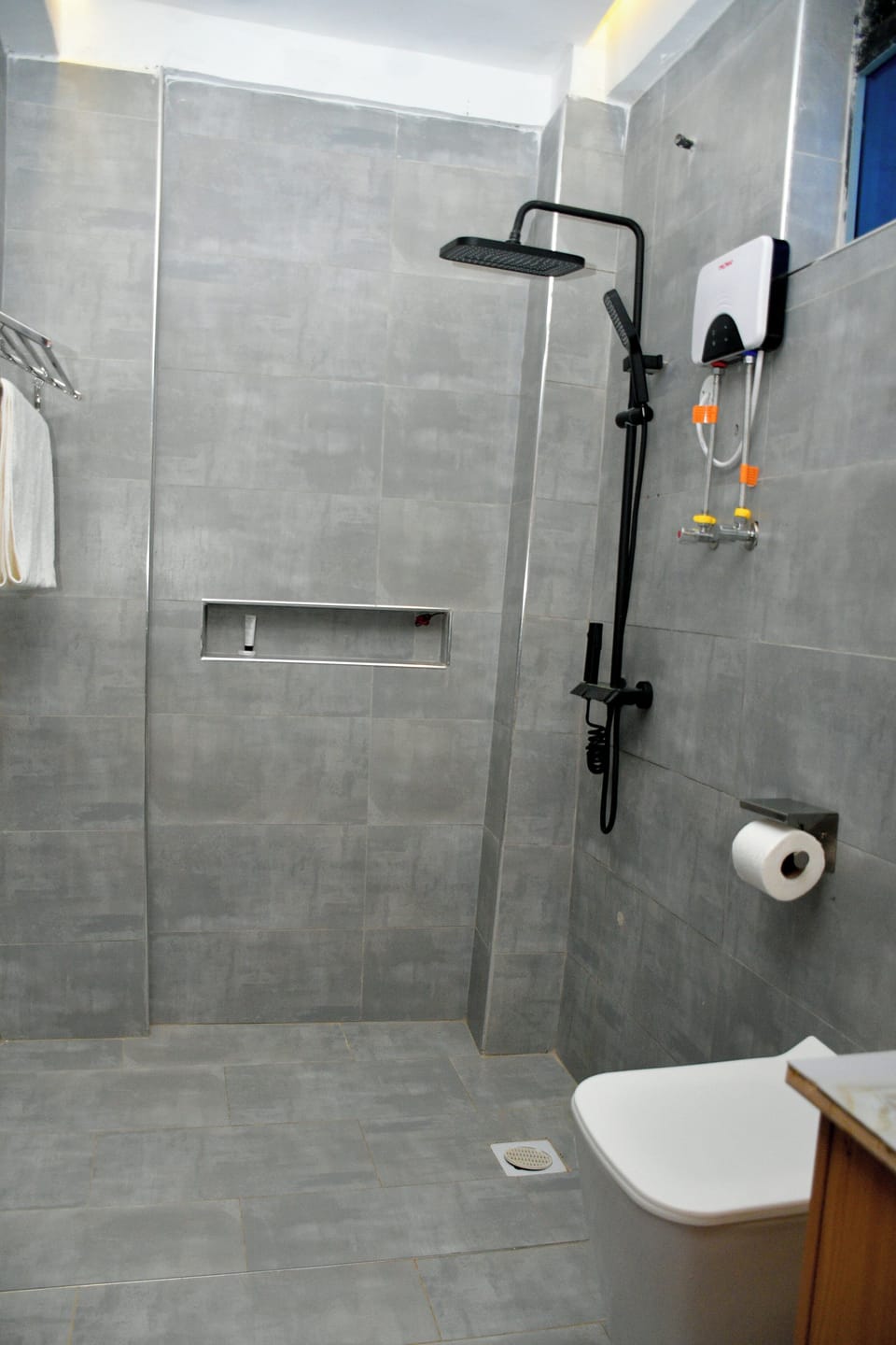 Combined shower/tub, slippers, towels, soap