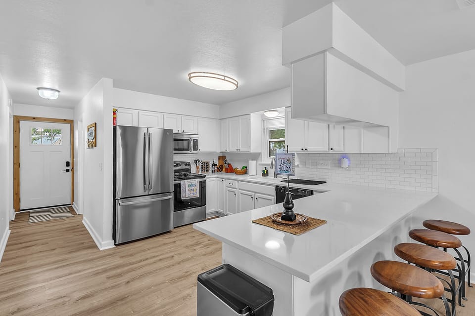 Barstools close to the dining table make meal times for large groups a breeze. 