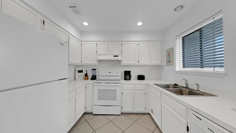 House, 1 King Bed (Gulf Winds East #7) | Private kitchen