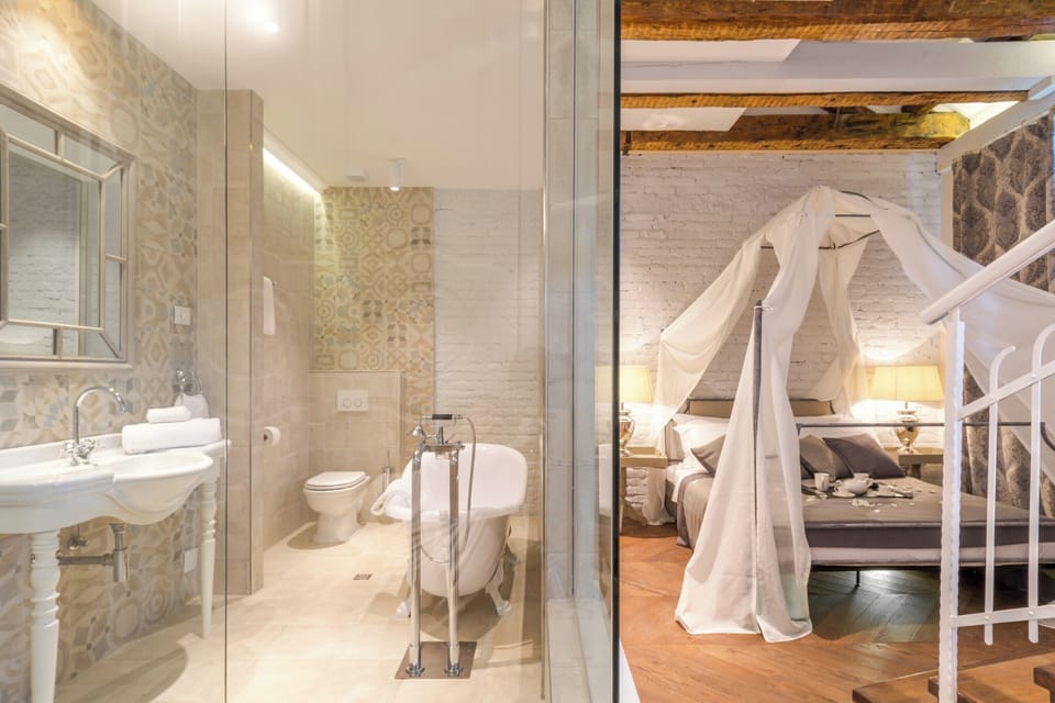 Deluxe Double Room, Air conditioning, City View | Bathroom | Free toiletries, hair dryer, towels, soap