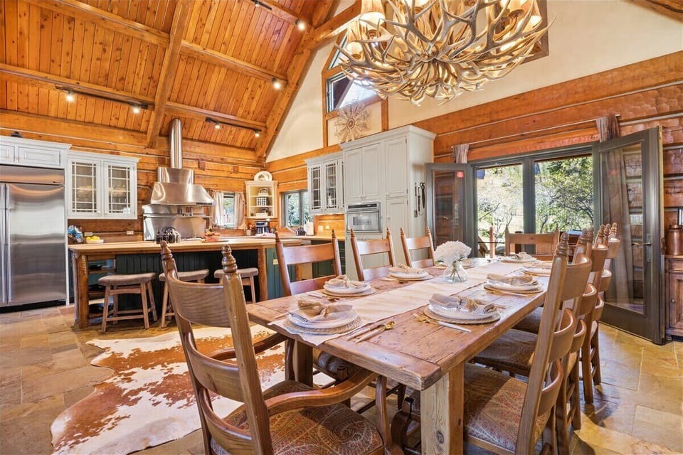 Dining area: 8-seat table, 3 barstools