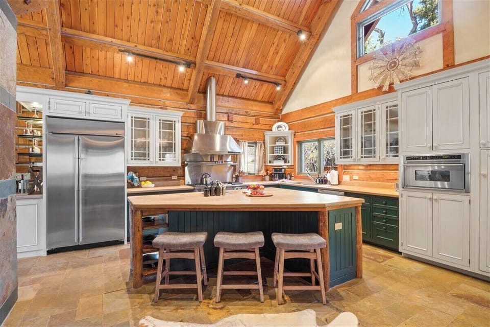 Kitchen: Drip coffee maker, espresso machine, Keurig, air fryer, Crockpot, blender, kettle, French press, tableware