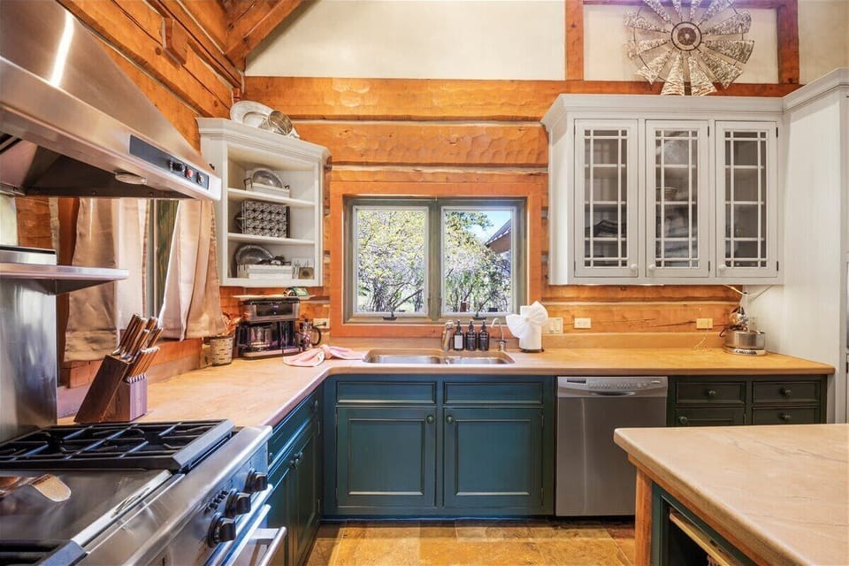 Kitchen: Drip coffee maker, espresso machine, Keurig, air fryer, Crockpot, blender, kettle, French press, tableware
