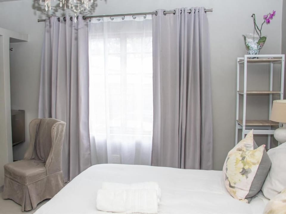 Superior Double Room | In-room safe, iron/ironing board (on request), WiFi (free)