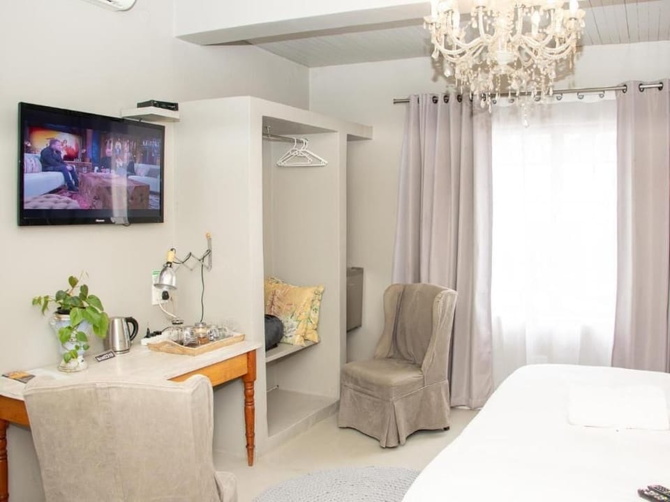 Superior Double Room | In-room safe, iron/ironing board (on request), WiFi (free)