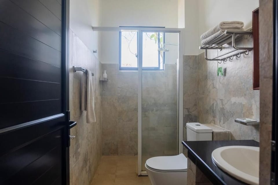Deluxe Double Room, Ocean View | Bathroom | Shower, free toiletries, hair dryer, towels