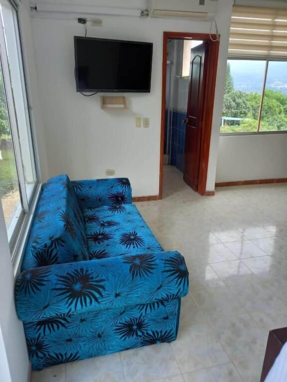 Deluxe Quadruple Room | Living area