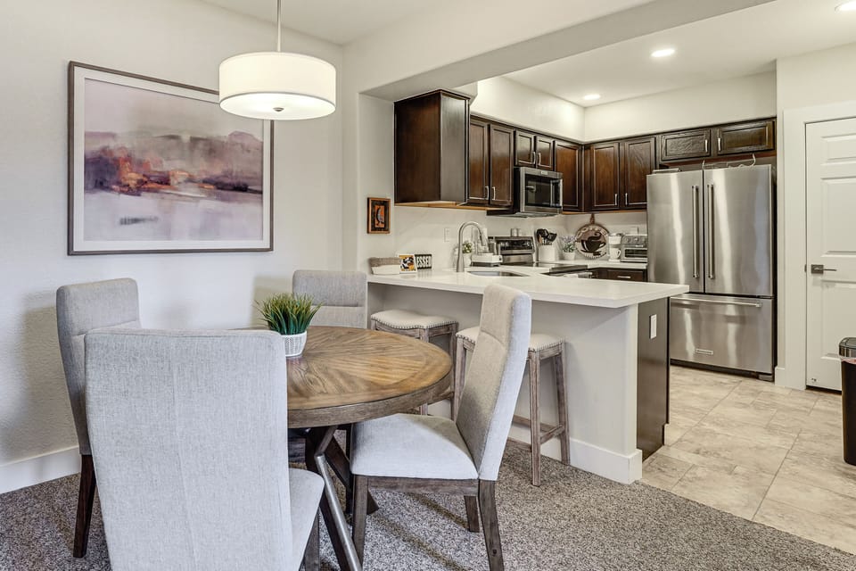 Dining & Kitchen Area | Dishware/Flatware Provided