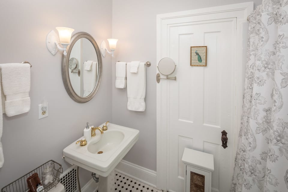 Room 2 - Dr. Edward Bench | Bathroom | Free toiletries, hair dryer, bathrobes, towels
