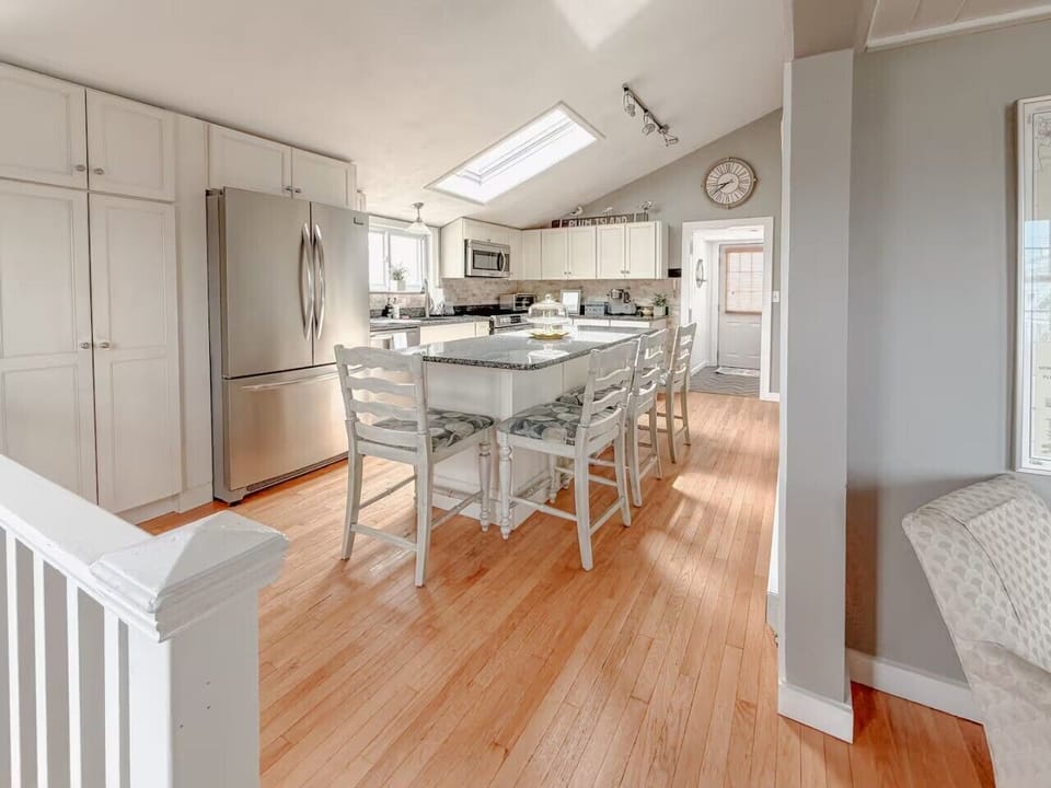 Fully equipped kitchen with breakfast seating