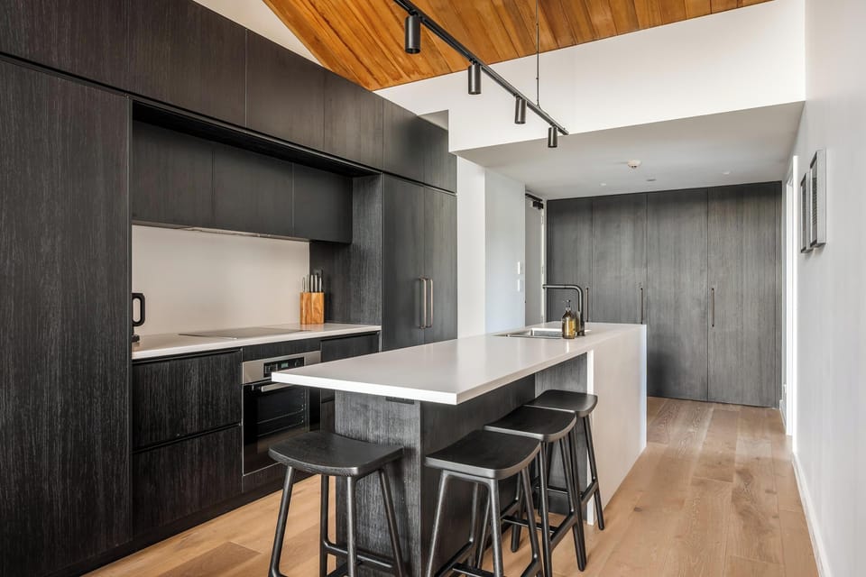 Kitchen with breakfast bar