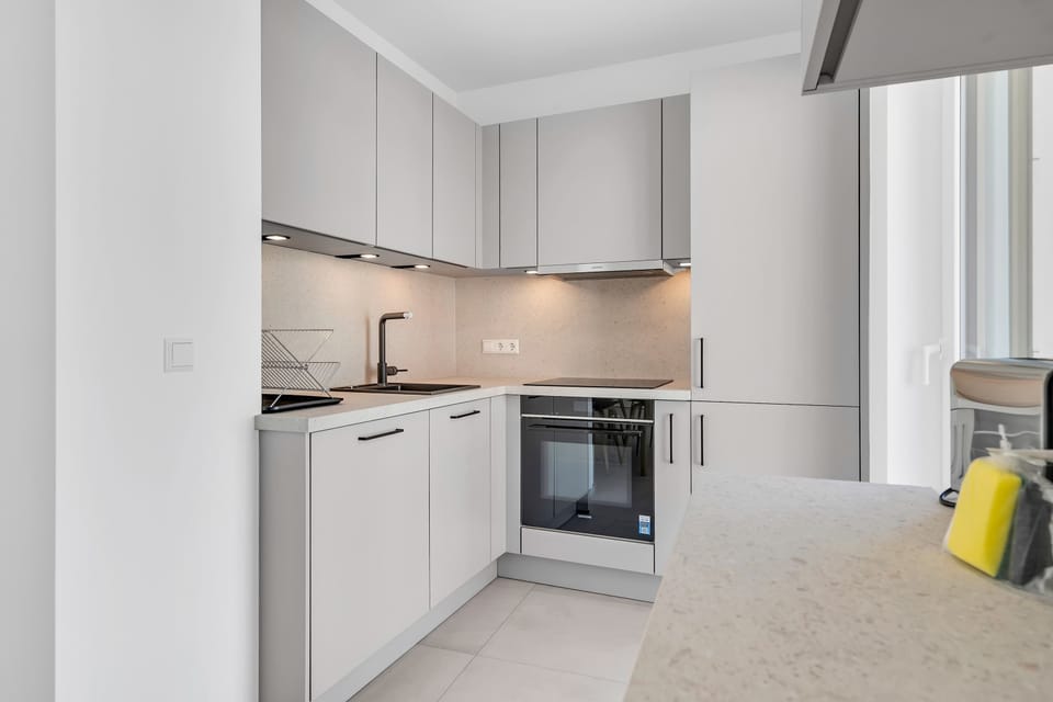 Modern kitchen with integrated appliances and clean finishes for everyday use.