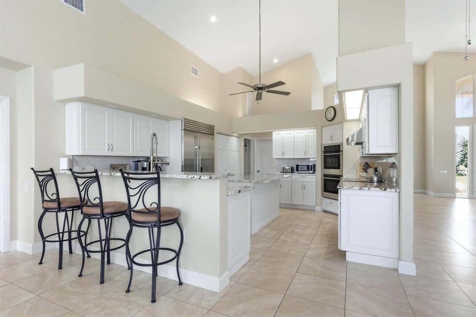 Beautiful, bright, fully-equipped kitchen