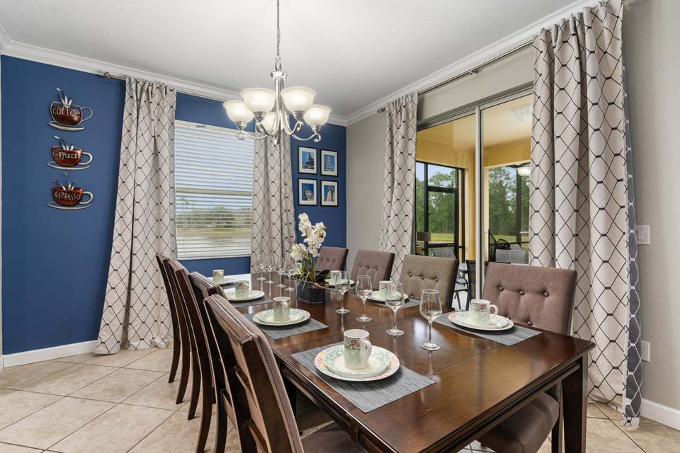 Dining Seats 8