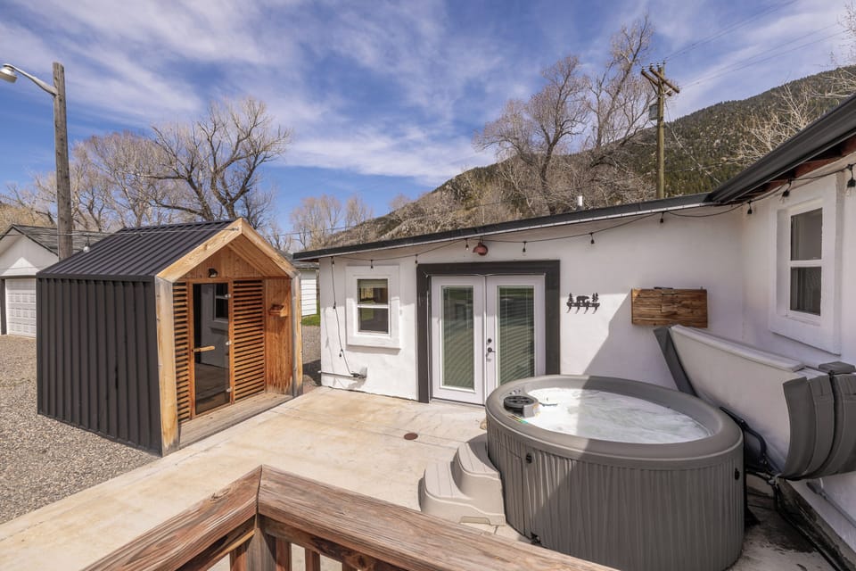 Hot tub and Sauna makes the ultimate retreat | Exterior