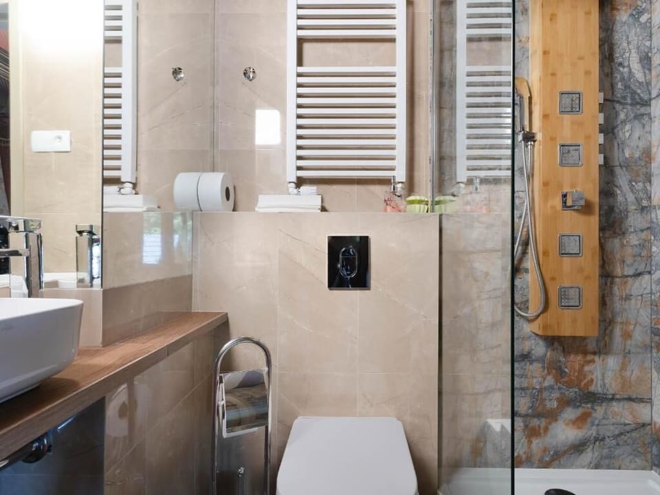 Standard Twin Room, Garden View | Bathroom | Towels, toilet paper