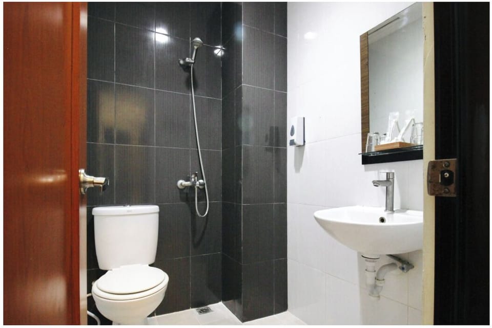 Shower, free toiletries, towels, soap