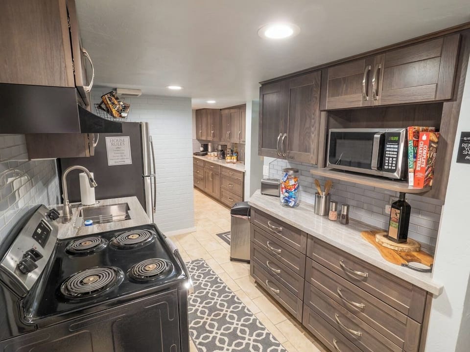 Full kitchen, well equipped to suit your cooking needs