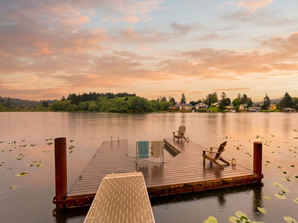 Waterfront Retreat: Unwind on your shared dock while soaking in stunning views!