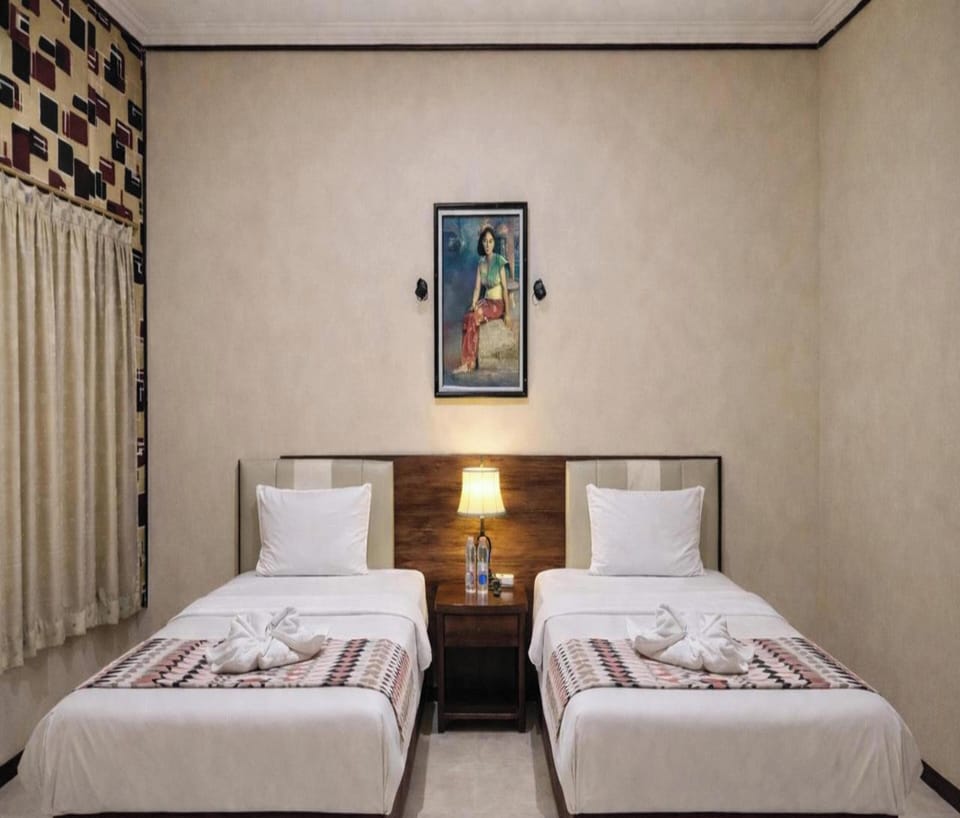 Superior Twin Room | Desk, bed sheets